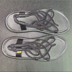 NWOT Teva black strapping sandals size 9!!